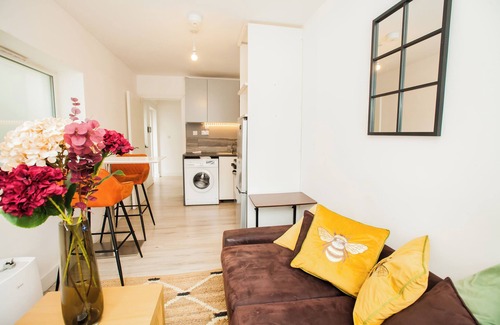 Coombe Hill Apartamento | Coombe Hill 2 bedroom House & Parking