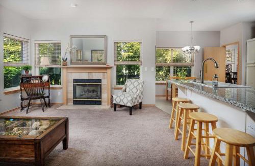 Beaverton Casa | Cooper Mountain Retreat