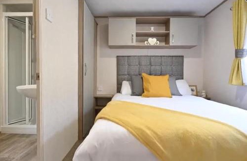 Colchester Casa | Coopers Beach 3-Bed Caravan Sleeps 8 & Pets Ok