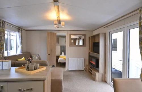 Colchester Casa | Coopers Beach 3-Bed Caravan Sleeps 8 & Pets Ok