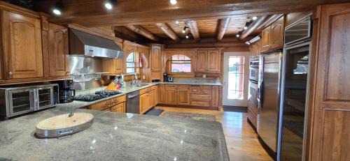 McHenry Casa | Coopers Run Five Bedroom Log Home with Hot Tub Pool Table and Views