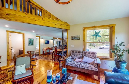Roxbury Cabina | Coos Canyon- Firepit, Swimming Hole & Dog-Friendly