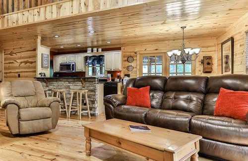 Eagle Mountain Cabina | Coosawattee River Resort, 4/3.5 pet friendly, small fenced yard, hot tub,
