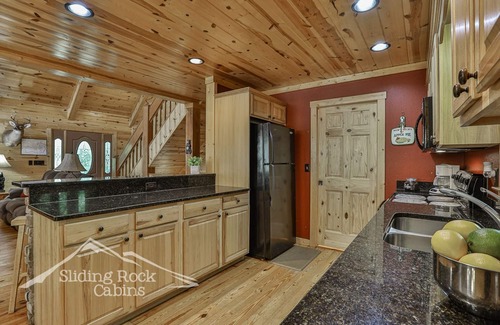 Eagle Mountain Cabina | Coosawattee River Resort, 4/3.5 pet friendly, small fenced yard, hot tub,