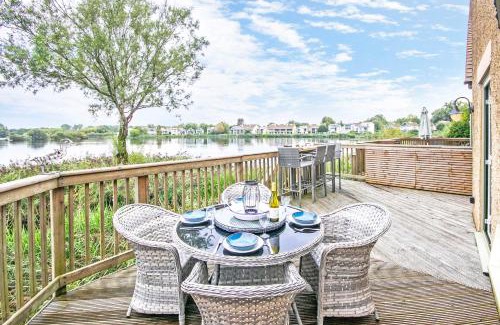 Cirencester Casa | Coot Cottage - holiday house with fantastic lake views
