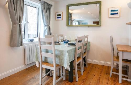 Cirencester Casa | Coot Cottage - holiday house with fantastic lake views