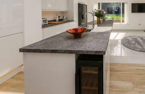 Barnsley Cabaña | COPPER COIN, family friendly, luxury holiday cottage in Gawber