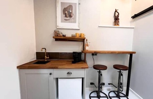 County Cavan Cabaña | Copper Cove Cottage Romantic Lakeside Escape with Hot Tub, Sauna & Kayaks