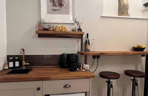 County Cavan Cabaña | Copper Cove Cottage Romantic Lakeside Escape with Hot Tub, Sauna & Kayaks