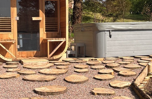 County Cavan Cabaña | Copper Cove Cottage Romantic Lakeside Escape with Hot Tub, Sauna & Kayaks
