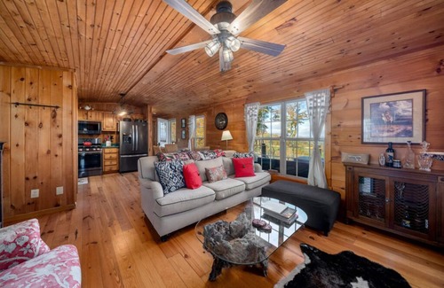 Hendersonville Casa | Copper Kettle Cabin A peaceful cabin, pet friendly near Hendersonville