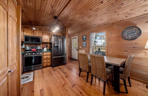 Hendersonville Casa | Copper Kettle Cabin A peaceful cabin, pet friendly near Hendersonville