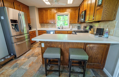 Dahlonega Cabina | Copper Ridge Getaway-Hot Tub/Fire Pit/Dog Friendly/2 - bedroom!