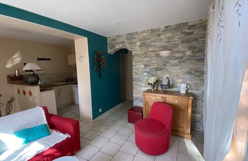 Saint-Saturnin-les-Avignon Apartamento | Coquette rental for 2, air-conditioning in living room, large plot, private swimming pool