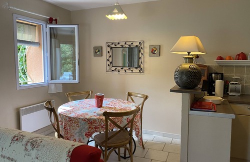 Saint-Saturnin-les-Avignon Apartamento | Coquette rental for 2, air-conditioning in living room, large plot, private swimming pool