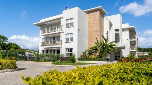 Little Battaleys Apartamento | Coral Beach 202 condo