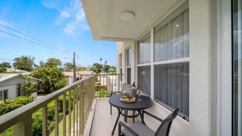 Little Battaleys Apartamento | Coral Beach 202 condo