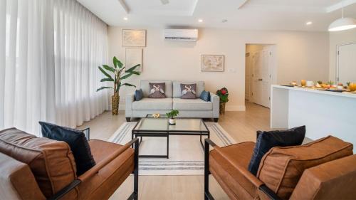 Little Battaleys Apartamento | Coral Beach 202 condo