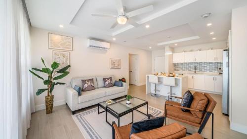 Little Battaleys Apartamento | Coral Beach 202 condo