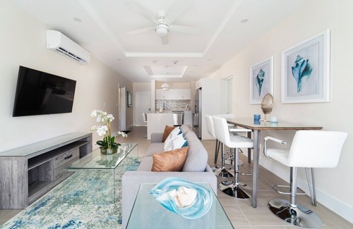 Little Battaleys Condominio | Coral Beach by Blue Sky Luxury