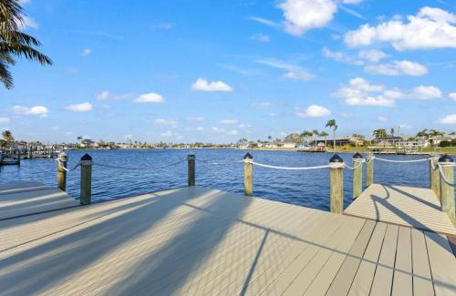 Caloosahatchee Casa | Coral Cove Cottage Centrally Located Waterfront