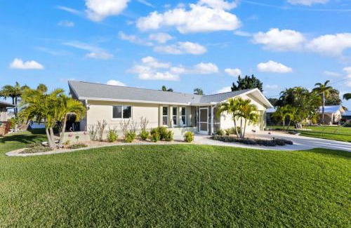 Caloosahatchee Casa | Coral Cove Cottage Centrally Located Waterfront