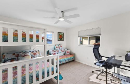 Caloosahatchee Casa | Coral Cove Cottage Centrally Located Waterfront