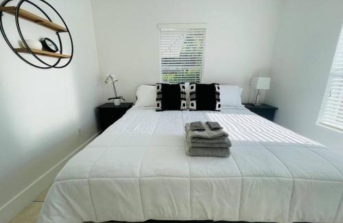 Flagami Casa | Coral Gables Home with POOL Near Airport. King beds