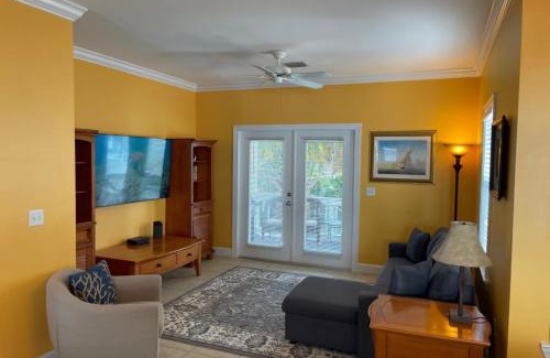 Key West Villa | Coral Garden by AvantStay Great Location w Balcony Shared Pool