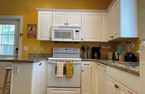 Key West Villa | Coral Garden by Avantstay Great Location w/ Balcony & Shared Pool