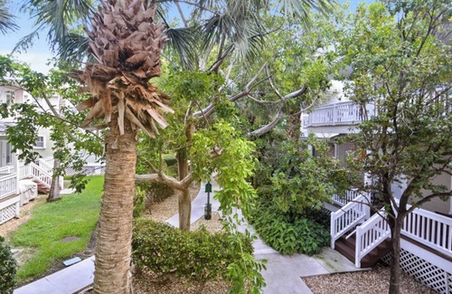 Key West Villa | Coral Garden by Avantstay Great Location w/ Balcony & Shared Pool