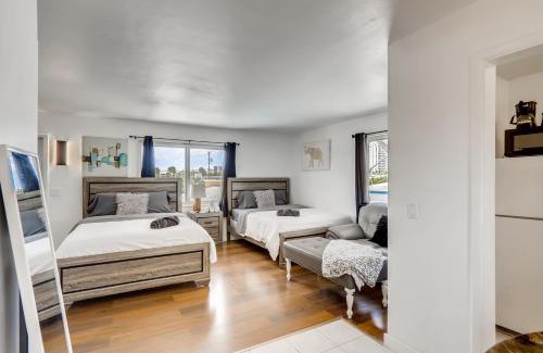 Singer Island Apartamento | Coral Sands HUGE Studio w/2 Queen beds!