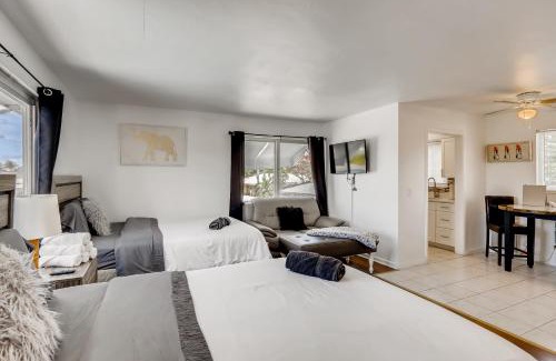 Singer Island Apartamento | Coral Sands HUGE Studio w/2 Queen beds!