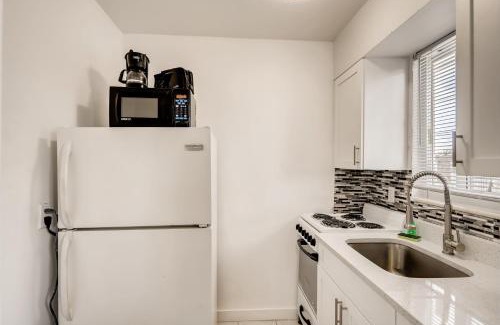 Singer Island Apartamento | Coral Sands HUGE Studio w/2 Queen beds!