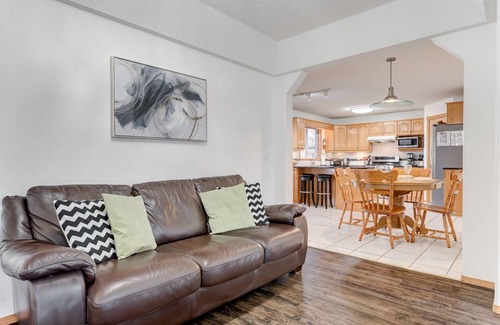 Calgary Casa | Coral Springs Lakefront Retreat