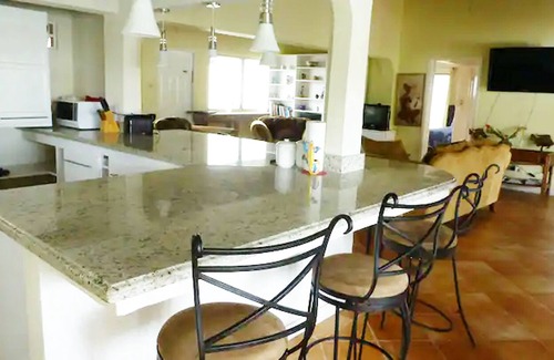 Apple Hall Apartamento | Coral Villa, Pool, Ocean Views, Beach & Sea