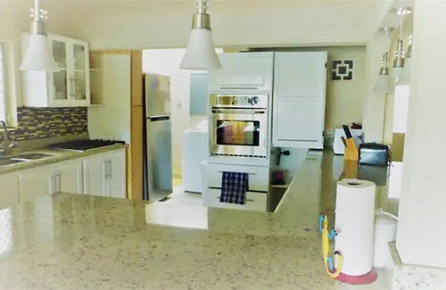 Apple Hall Apartamento | Coral Villa, Pool, Ocean Views, Beach & Sea