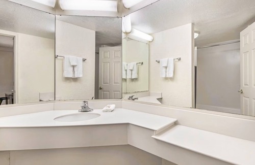 North San Antonio - SAT Hotel | Coratel Inn and Suites By Jasper Wonderland
