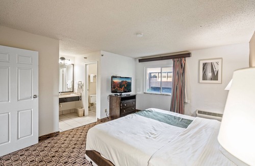 Wichita Hotel | Coratel Suites - 1 King Suite with Sofa Bed Non Smoking