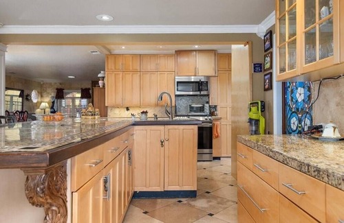 Morro Bay Cabaña | Corfu Cottage, 2 Cal King beds, Hot Tub, Pacific Ocean views, Solar Powered.
