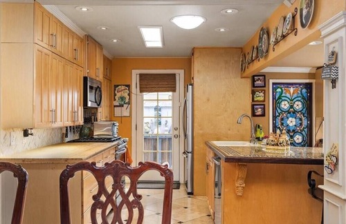 Morro Bay Cabaña | Corfu Cottage, 2 Cal King beds, Hot Tub, Pacific Ocean views, Solar Powered.