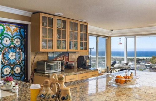 Morro Bay Cabaña | Corfu Cottage, 2 Cal King beds, Hot Tub, Pacific Ocean views, Solar Powered.