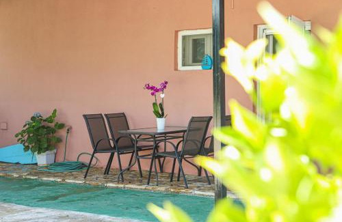 Gouvia Apartamento | Corfu Seaside Cottage - Private Garden Retreat