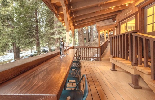 Sugar Pine Cabina | Corlieu Falls Cabin in Sugar Pine with Gazebo, Hot tub, fire-pit and front porch bar top