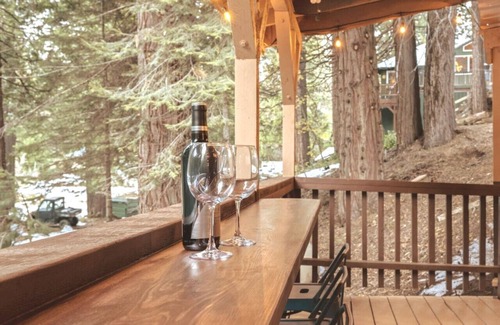 Sugar Pine Cabina | Corlieu Falls Cabin in Sugar Pine with Gazebo, Hot tub, fire-pit and front porch bar top