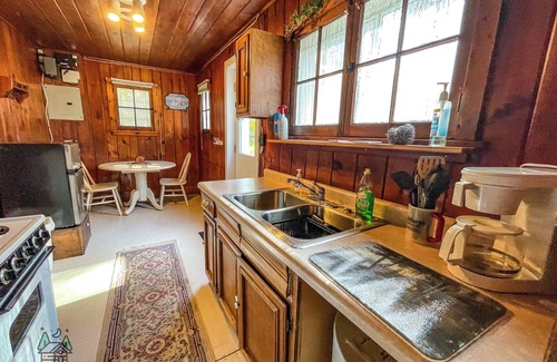 Phillips Cabina | Corner Connection Cabin, near Soo Lake Convienent to abundant Recreation and next to the tavern!