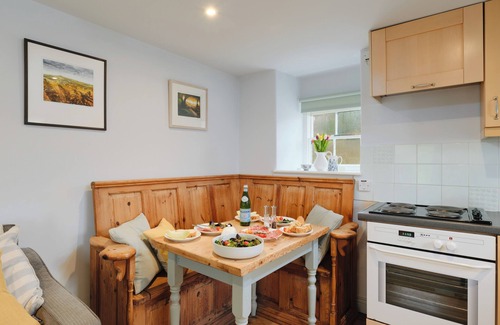 Porthgwarra Cabaña | CORNER COTTAGE, pet friendly, with open fire in Porthgwarra