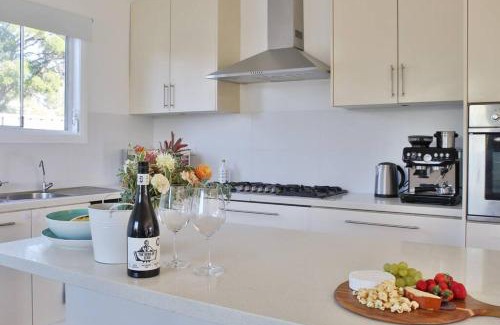 Cessnock Casa | Corner Cottage- Pool Table, WiFi, AC & Firepit