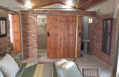 Vredefort Casa | Corner Kort and Allenby