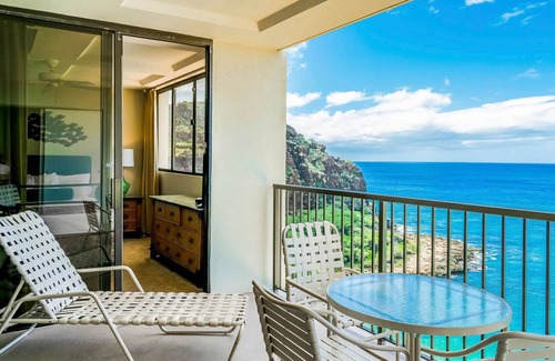 Makaha Condominio | Corner Oceanfront 1BR Condo w/ Panoramic Views